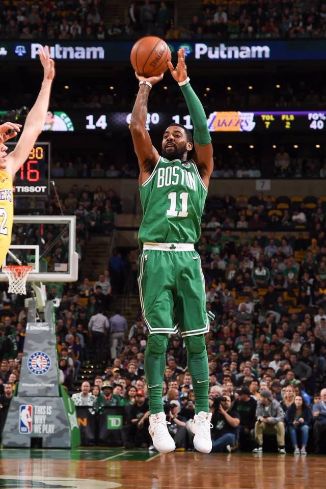 足球国足球员获赞：比赛态度专业（国足队员获赞：以专业态度投入比赛）