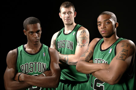 结束全年征程，国安队赛后拉励志标语：明年不服还要再干！（赛季收官，国安队赛后打出励志横幅：不服明年再战）