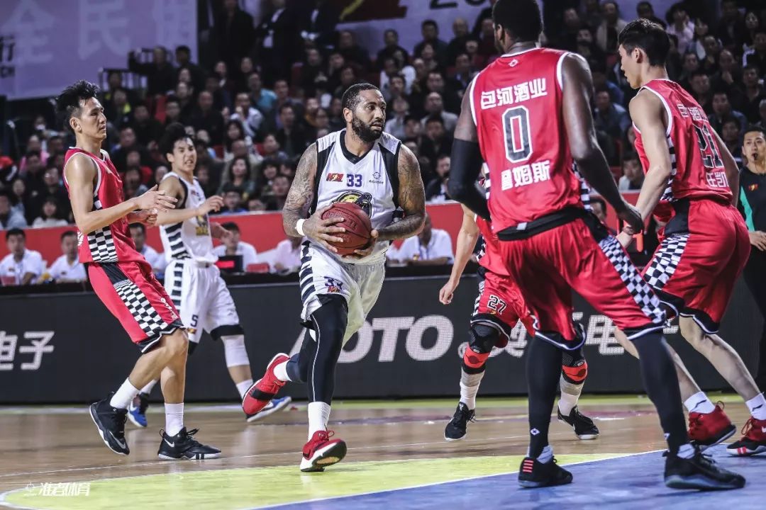 半场：热那亚1-1佛罗伦萨，厄斯蒂高破门，古德蒙德松点射（半场战报：热那亚1-1佛罗伦萨，厄斯蒂高建功，古德蒙德松点射）